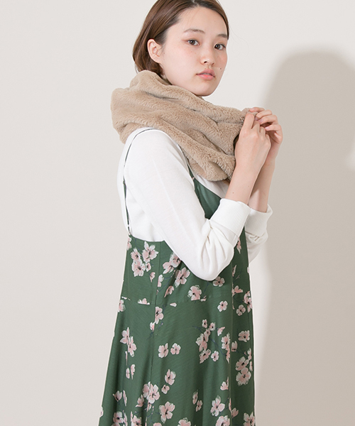 URBAN RESEARCH（アーバンリサーチ）の「UR マシュマロファースヌード（ストール/ショール・レディース・オフホワイト/ブラウン/モカ/ベージュ・FREE）」の8枚目の写真