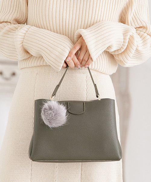 Color（カラー）の「ファーチャーム付スクエアバッグ（ハンドバッグ・レディース・ブラック/ベージュ/カーキ/サックスブルー/ベビーピンク・FREE）」の3枚目の写真