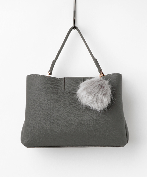 Color（カラー）の「ファーチャーム付スクエアバッグ（ハンドバッグ・レディース・ブラック/ベージュ/カーキ/サックスブルー/ベビーピンク・FREE）」の14枚目の写真