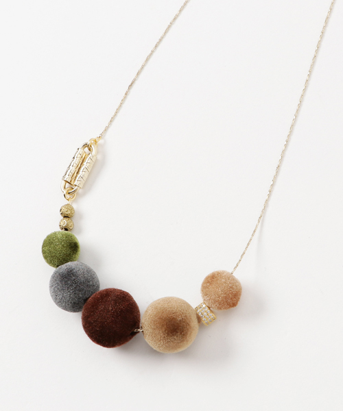 PAPILLONNER（パピヨネ）の「フロッキーボールネックレス（ネックレス・レディース・ブラウン/ネイビー・FREE）」の2枚目の写真