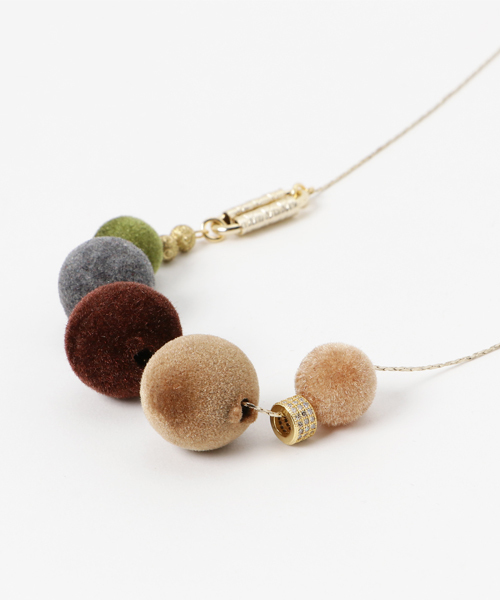 PAPILLONNER（パピヨネ）の「フロッキーボールネックレス（ネックレス・レディース・ブラウン/ネイビー・FREE）」の4枚目の写真