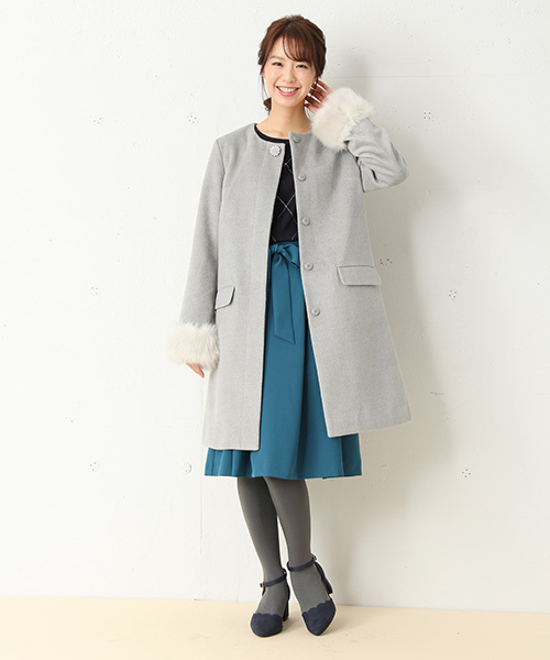Honeys（ハニーズ）の「ファー付ビジューパール釦ノーカラーコート