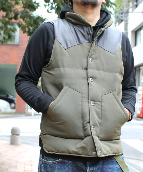 Denime(ドゥニーム)の「クラシックテイスト中綿切り替えベスト(ベスト・メンズ・ブラック/ネイビー/カーキ・MEDIUM/LARGE/X-LARGE)」の2枚目の写真