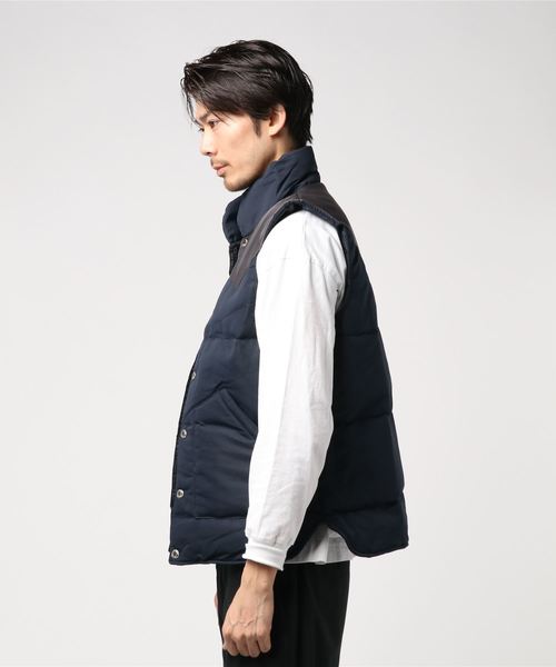 Denime(ドゥニーム)の「クラシックテイスト中綿切り替えベスト(ベスト・メンズ・ブラック/ネイビー/カーキ・MEDIUM/LARGE/X-LARGE)」の4枚目の写真
