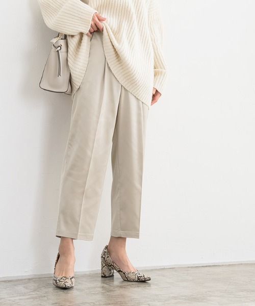 Pierrot(ピエロ)の「サテンテーパードパンツ(その他パンツ・レディース・ベージュ/グレイッシュベージュ・M/L)」の1枚目の写真