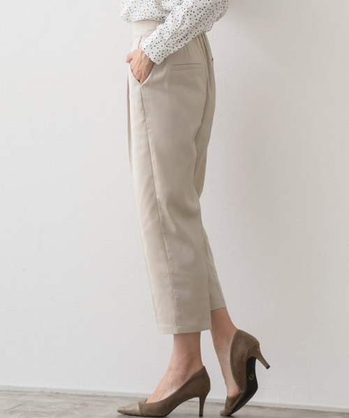 Pierrot(ピエロ)の「サテンテーパードパンツ(その他パンツ・レディース・ベージュ/グレイッシュベージュ・M/L)」の18枚目の写真