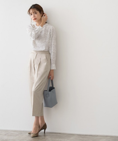 Pierrot(ピエロ)の「サテンテーパードパンツ(その他パンツ・レディース・ベージュ/グレイッシュベージュ・M/L)」の9枚目の写真
