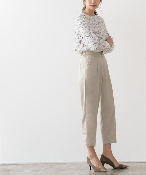 Pierrot(ピエロ)の「サテンテーパードパンツ(その他パンツ・レディース・ベージュ/グレイッシュベージュ・M/L)」の15枚目の写真