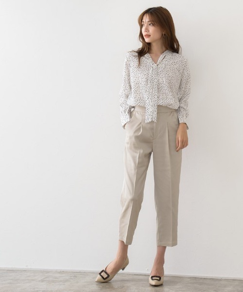Pierrot(ピエロ)の「サテンテーパードパンツ(その他パンツ・レディース・ベージュ/グレイッシュベージュ・M/L)」の17枚目の写真
