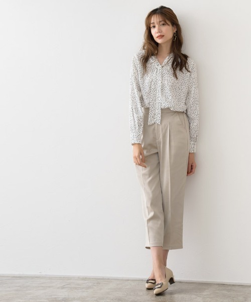 Pierrot(ピエロ)の「サテンテーパードパンツ(その他パンツ・レディース・ベージュ/グレイッシュベージュ・M/L)」の5枚目の写真