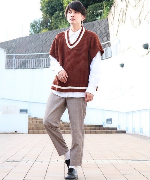 Air Tokyo（エアートウキョー）の「ビッグシルエット ローゲージ チルデンニットベスト 【ファッションインフルエンサーRyooo × AIR TOKYOコラボ】 オーバーサイズ Vネック（ベスト・メンズ・ブラック/ブラウン・M/L）」の14枚目の写真