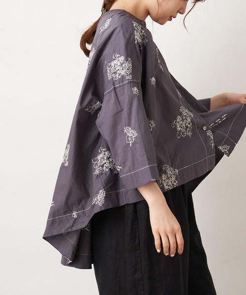 PUAL CE CIN(ピュアルセシン)の「ひまわり手描き刺繍ブラウス(シャツ/ブラウス・レディース・ホワイト/チャコールグレー・FREE)」の2枚目の写真