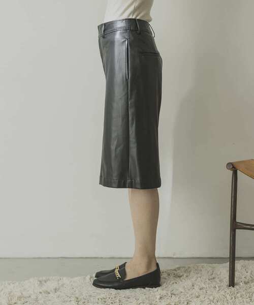 URBAN RESEARCH（アーバンリサーチ）の「フェイクレザーハーフパンツ（その他パンツ・レディース・ブラック/ベージュ系その他・36/38）」の22枚目の写真
