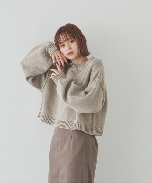 flaner（フラネ）の「ルーズスリーブショートニット（ニット/セーター・レディース・モカ/ナチュラル/グレイッシュベージュ・FREE）」の2枚目の写真