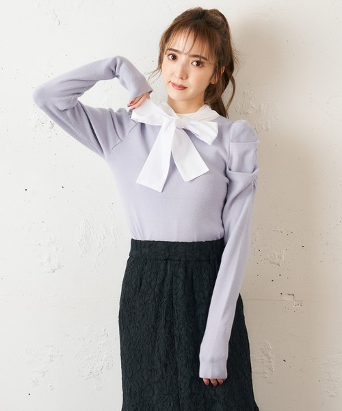 MIIA（ミーア）の「ボウタイ付きパワーショルダーニット（ニット/セーター・レディース・ブラック/ベージュ/オフホワイト/ブルー・FREE）」の4枚目の写真