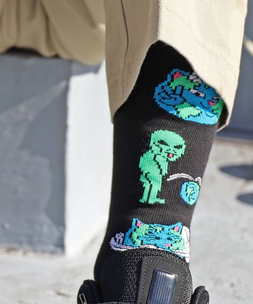 RIPNDIP(リップンディップ)の「RIPNDIP/リップンディップ Save the World Socks 靴下 柄 ジャガードニットソックス ミドルソックス(ソックス/靴下・メンズ・ブラック/ブルー・ONE SIZE)」の10枚目の写真