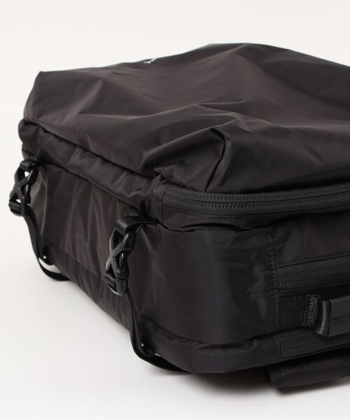 INDISPENSABLE （インディスペンサブル）の「INDISPENSABLE　3WAY BRIEF BAG BASE S ECONYL（トートバッグ・メンズ・ブラック・FREE）」の4枚目の写真