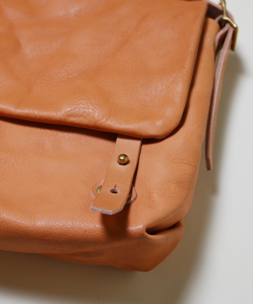 THE SUPERIOR LABOR(シュペリオールレイバー)の「soft look leather bag(ショルダーバッグ・メンズ・ブラック/ブラウン/ナチュラル・FREE)」の5枚目の写真