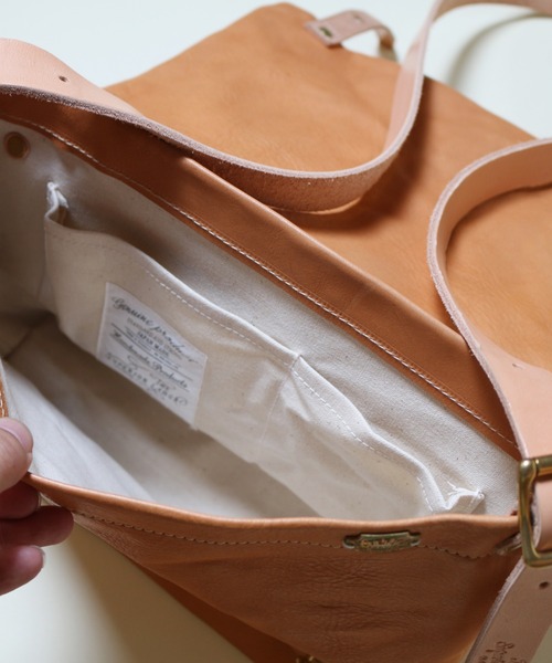THE SUPERIOR LABOR(シュペリオールレイバー)の「soft look leather bag(ショルダーバッグ・メンズ・ブラック/ブラウン/ナチュラル・FREE)」の6枚目の写真