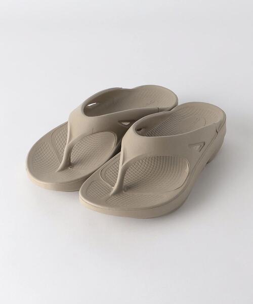 OOFOS（ウーフォス）の「＜OOFOS(ウーフォス)＞OOriginal サンダル（サンダル・レディース・ブラック/ベージュ/オフホワイト/ワインレッド/モカ/ライラック/ライトグレー/ピンク・22cm/23cm/24cm/25cm）」の4枚目の写真