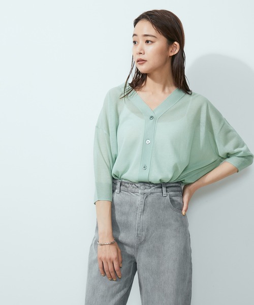 SALON adam et rope'（サロン アダム エ ロペ）の「ハーフスリーブシアーVネックサマーカーディガン（カーディガン/ボレロ・レディース・ブラック/オフホワイト/ピンク/グリーン系その他・FREE）」の4枚目の写真