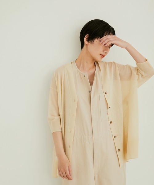 SALON adam et rope'（サロン アダム エ ロペ）の「ハーフスリーブシアーVネックサマーカーディガン（カーディガン/ボレロ・レディース・ブラック/オフホワイト/ピンク/グリーン系その他・FREE）」の2枚目の写真