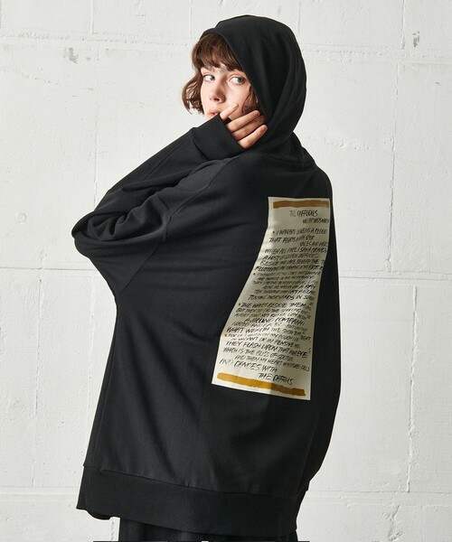 JOSEPH STUDIO（ジョゼフストゥディオ）の「フーディ THE DAFFODILS TYPOGRAPHY（パーカー・レディース・ブラック系/ベージュ系・SMALL/MEDIUM/LARGE）」の3枚目の写真