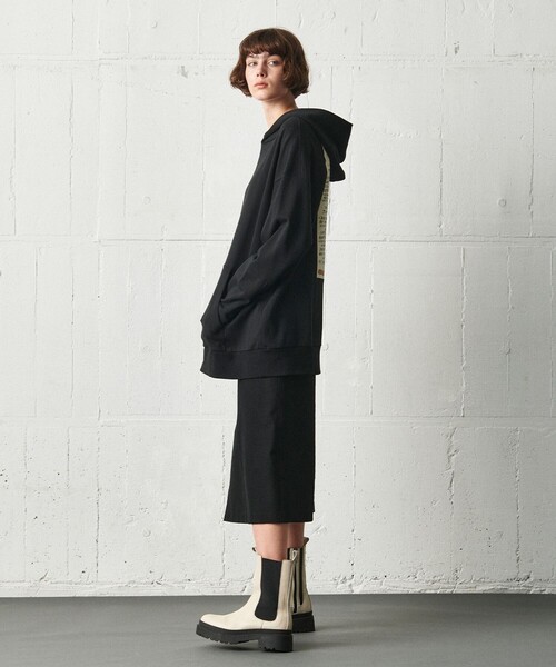 JOSEPH STUDIO（ジョゼフストゥディオ）の「フーディ THE DAFFODILS TYPOGRAPHY（パーカー・レディース・ブラック系/ベージュ系・SMALL/MEDIUM/LARGE）」の5枚目の写真