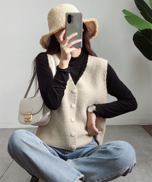 MAISON DE THERESE（メゾン ド テレーズ）の「Vネックワッフルニットベスト  ニット/セーター（ベスト・レディース・ライトブラウン/ベージュ/ブラック/アイボリー・FREE）」の4枚目の写真