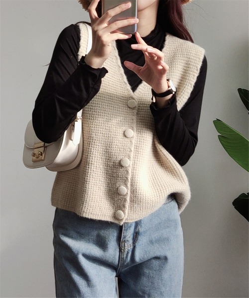 MAISON DE THERESE（メゾン ド テレーズ）の「Vネックワッフルニットベスト  ニット/セーター（ベスト・レディース・ライトブラウン/ベージュ/ブラック/アイボリー・FREE）」の6枚目の写真