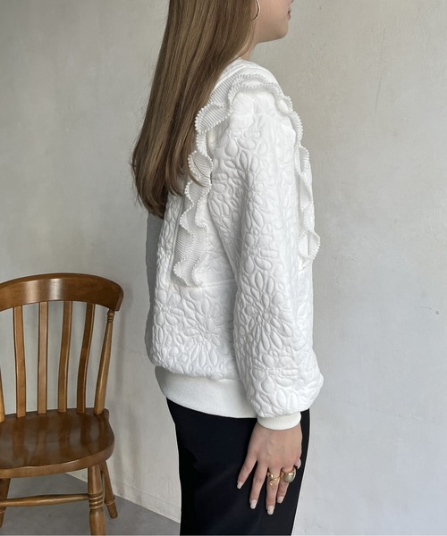 prose verse（プロズヴェール）の「花柄キルティングパールプリーツプルオーバー（スウェット・レディース・ブラック/オフホワイト・ﾌﾘ-）」の4枚目の写真