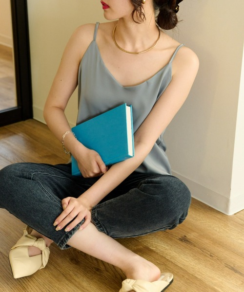 ECRIRE（エクリール）の「上品なツヤ感。ベーシックサテンキャミソール（キャミソール・レディース・ホワイト/ライトグリーン/ベージュ/ブラック/グレー・フリー）」の3枚目の写真