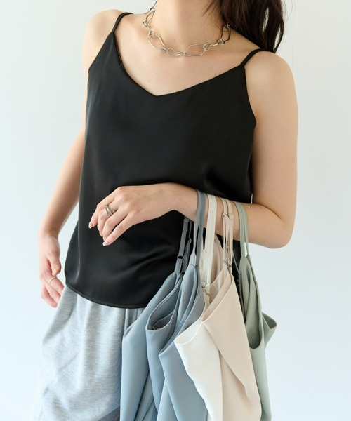 ECRIRE（エクリール）の「上品なツヤ感。ベーシックサテンキャミソール（キャミソール・レディース・ホワイト/ライトグリーン/ベージュ/ブラック/グレー・フリー）」の2枚目の写真