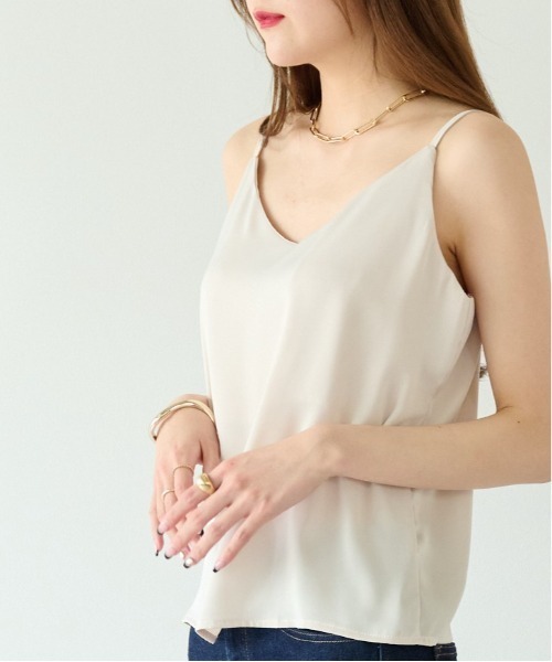 ECRIRE（エクリール）の「上品なツヤ感。ベーシックサテンキャミソール（キャミソール・レディース・ホワイト/ライトグリーン/ベージュ/ブラック/グレー・フリー）」の11枚目の写真