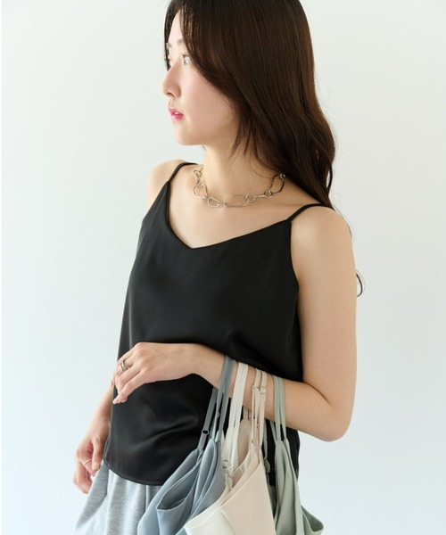 ECRIRE（エクリール）の「上品なツヤ感。ベーシックサテンキャミソール（キャミソール・レディース・ホワイト/ライトグリーン/ベージュ/ブラック/グレー・フリー）」の21枚目の写真