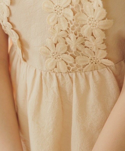 flower（フラワー）の「ブーケビスチェ（キャミソール・レディース・ベージュ/ネイビー・FREE）」の4枚目の写真