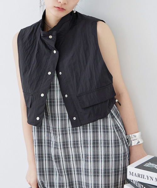Fashion Letter(ファッションレター)の「タフタ クロップド ミリタリーベスト(ベスト・レディース・オフホワイト/ブラック/カーキ・M)」の1枚目の写真