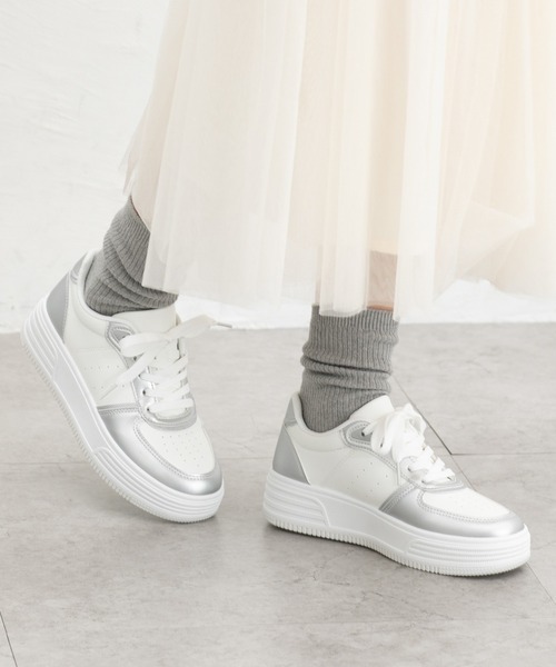 Honeys（ハニーズ）の「ローカット厚底スニーカー（スニーカー・レディース・ホワイト/ホワイト×グレー/ホワイト系その他/ホワイト×ブラック/ブラック/ホワイト×シルバー/キャメル・S/LL/L/M）」の5枚目の写真