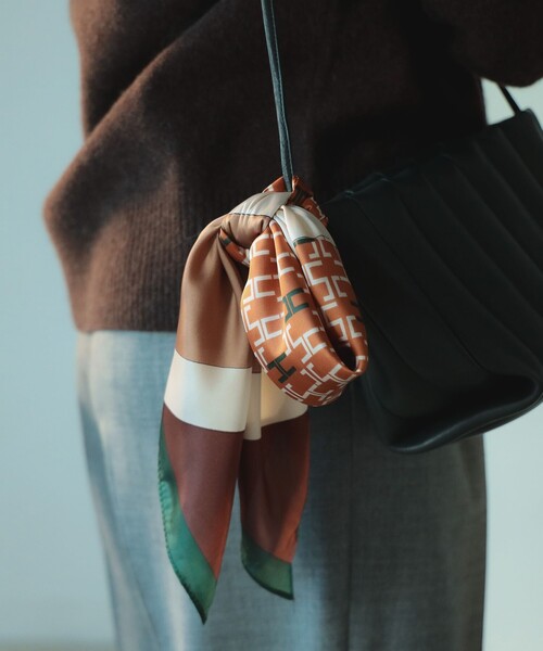 B:MING by BEAMS（ビーミングバイビームス）の「B:MING by BEAMS / クラシックモチーフ スカーフ（バンダナ/スカーフ・レディース・ブラウン系その他4/ネイビー・ONE SIZE）」の2枚目の写真
