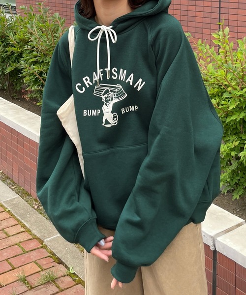 Chillfar(チルファー)の「紐カラーグラフィックパーカー(パーカー・レディース・グリーン/オートミール/杢グレー/チャコール/ホワイト/ベージュ/ネイビー・FREE)」の6枚目の写真