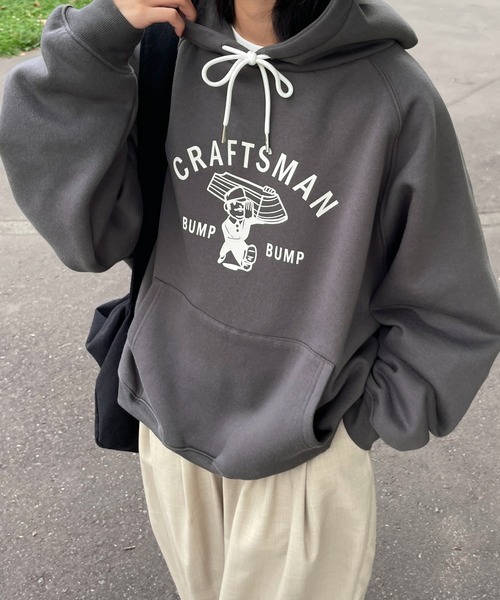 Chillfar(チルファー)の「紐カラーグラフィックパーカー(パーカー・レディース・グリーン/オートミール/杢グレー/チャコール/ホワイト/ベージュ/ネイビー・FREE)」の3枚目の写真