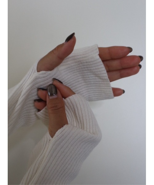 TRUNC（トランクエイティーエイト）の「Finger Hole Rib Turtleneck（ニット/セーター・レディース・ブラック/アイボリー/ブルー・FREE）」の15枚目の写真