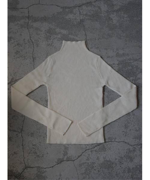 TRUNC（トランクエイティーエイト）の「Finger Hole Rib Turtleneck（ニット/セーター・レディース・ブラック/アイボリー/ブルー・FREE）」の6枚目の写真