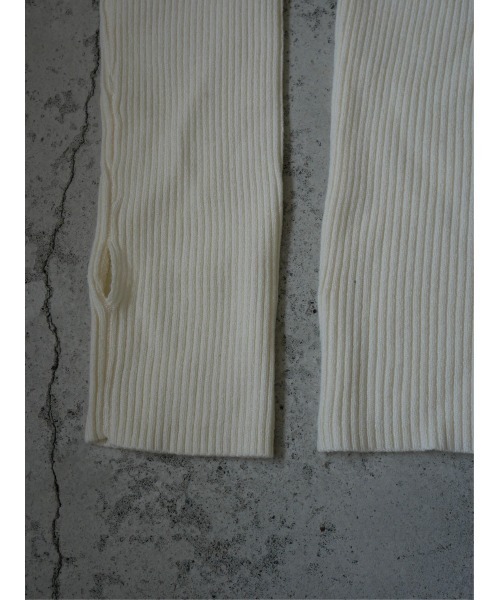 TRUNC（トランクエイティーエイト）の「Finger Hole Rib Turtleneck（ニット/セーター・レディース・ブラック/アイボリー/ブルー・FREE）」の7枚目の写真