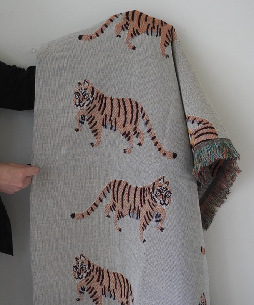 Port（ポート）の「アニマル ソファカバー  / 大判ブランケット ( トラ柄 / 砂漠柄 / ネコ柄 / 恐竜 ) #（ブランケット・レディース・ピンク/ベージュ/ホワイト/グリーン/ブルー・FREE）」の6枚目の写真