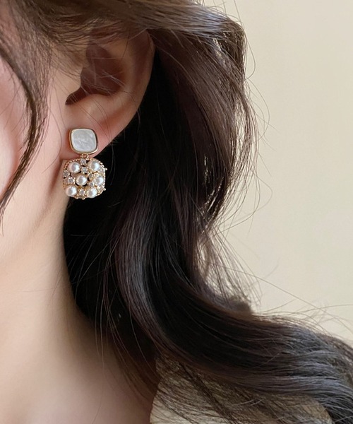 LA VORAGINE(ラ ヴォラジネ)の「アレルギー対応 パールビジューピアス(ピアス(両耳用)・レディース・ブラック/ホワイト・FREE)」の1枚目の写真