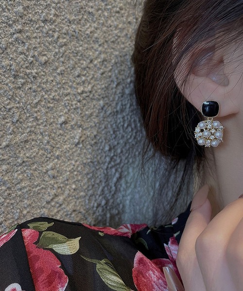 LA VORAGINE(ラ ヴォラジネ)の「アレルギー対応 パールビジューピアス(ピアス(両耳用)・レディース・ブラック/ホワイト・FREE)」の4枚目の写真