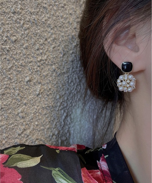 LA VORAGINE(ラ ヴォラジネ)の「アレルギー対応 パールビジューピアス(ピアス(両耳用)・レディース・ブラック/ホワイト・FREE)」の5枚目の写真