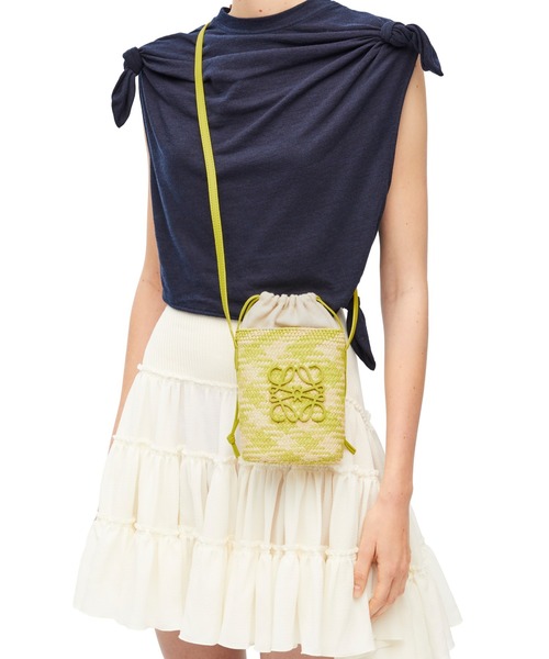 LOEWE（ロエベ）の「アナグラム チェック スクエアポケット（イラカヤシ&クラシックカーフ）（ショルダーバッグ・レディース・ライム・ONE SIZE）」の2枚目の写真