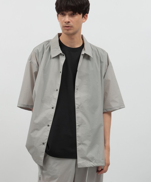 LAKOLE(ラコレ)の「さらさらナイロンコーチシャツ / 133139(シャツ/ブラウス・メンズ・ブラック/ライトグレー/キャメル・MEDIUM/LARGE/X-LARGE)」の3枚目の写真